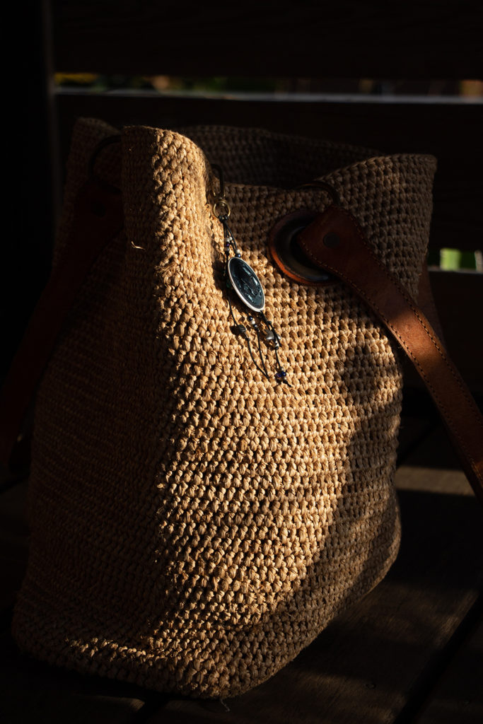 Photographie de bijoux de sac. Créations à partir de matériaux récupérés fait main à La Réunion. Lô d'ici de là