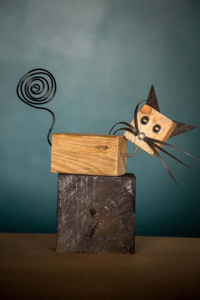 photographie couleur d'une figurine en bois représentant un chat