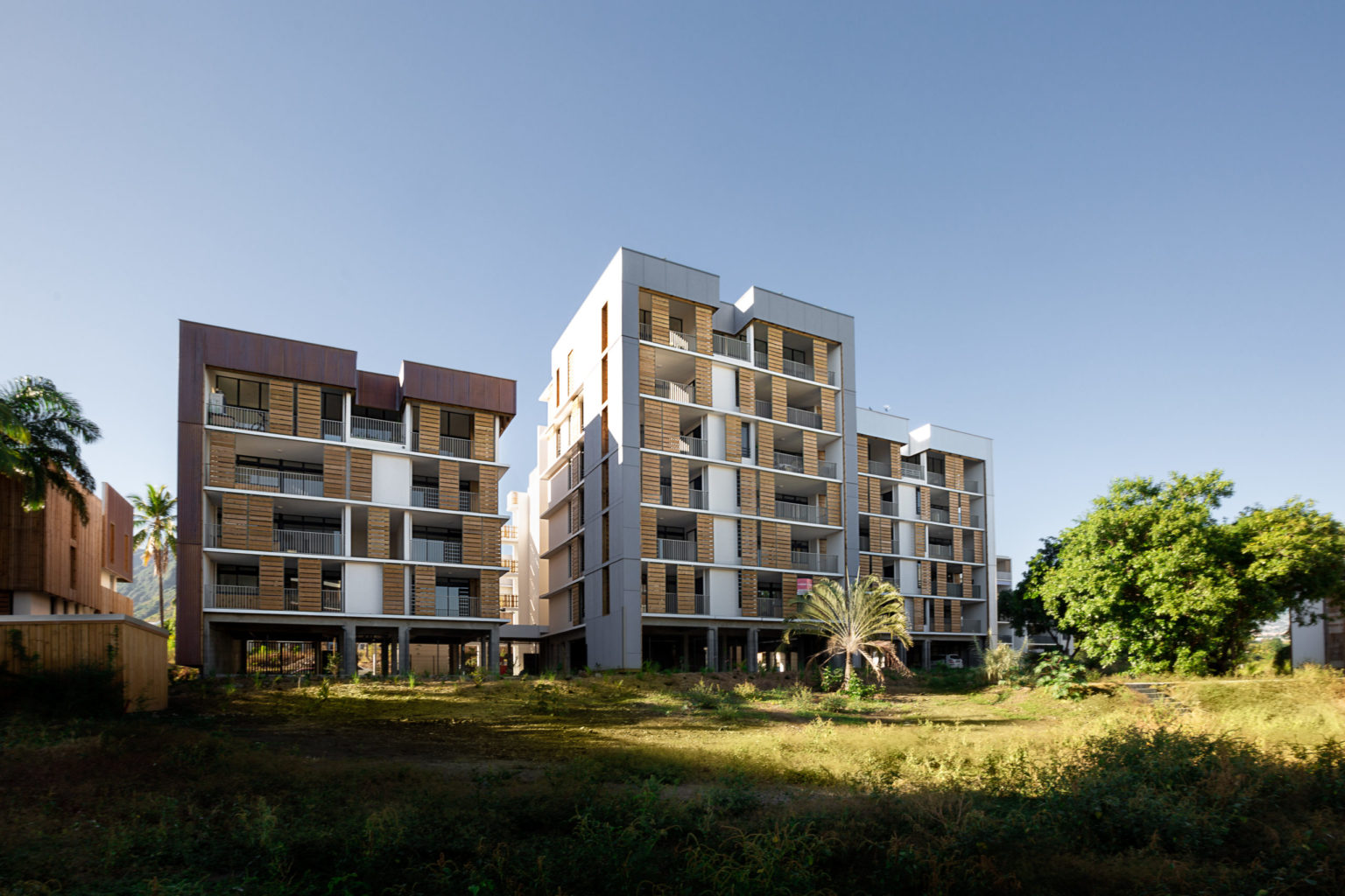 Photographies couleur de la façade principale du bâtiment Osmose à la Possession, île de la Réunion