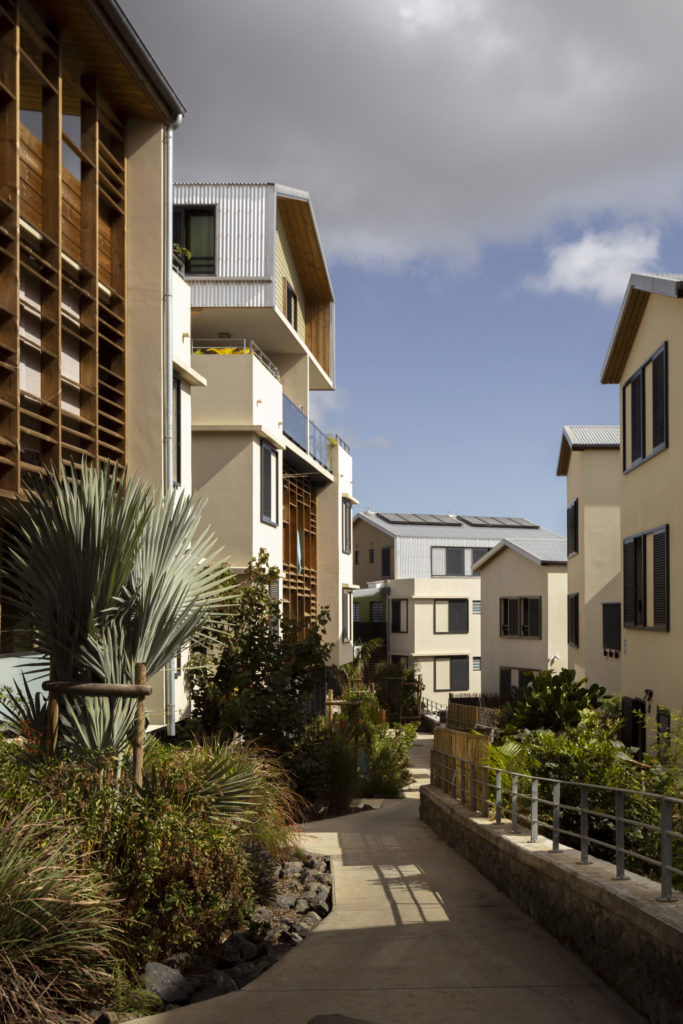 Photographies couleur de façades de logements sociaux prise depuis la venelle distributive