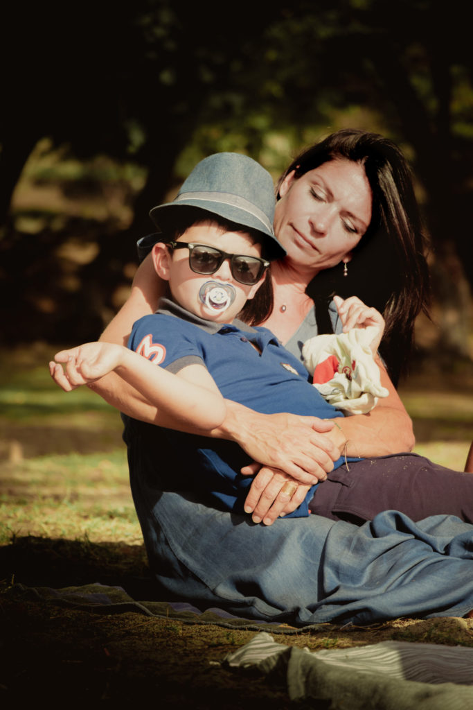 Photographie en couleur d'une mère et son fils