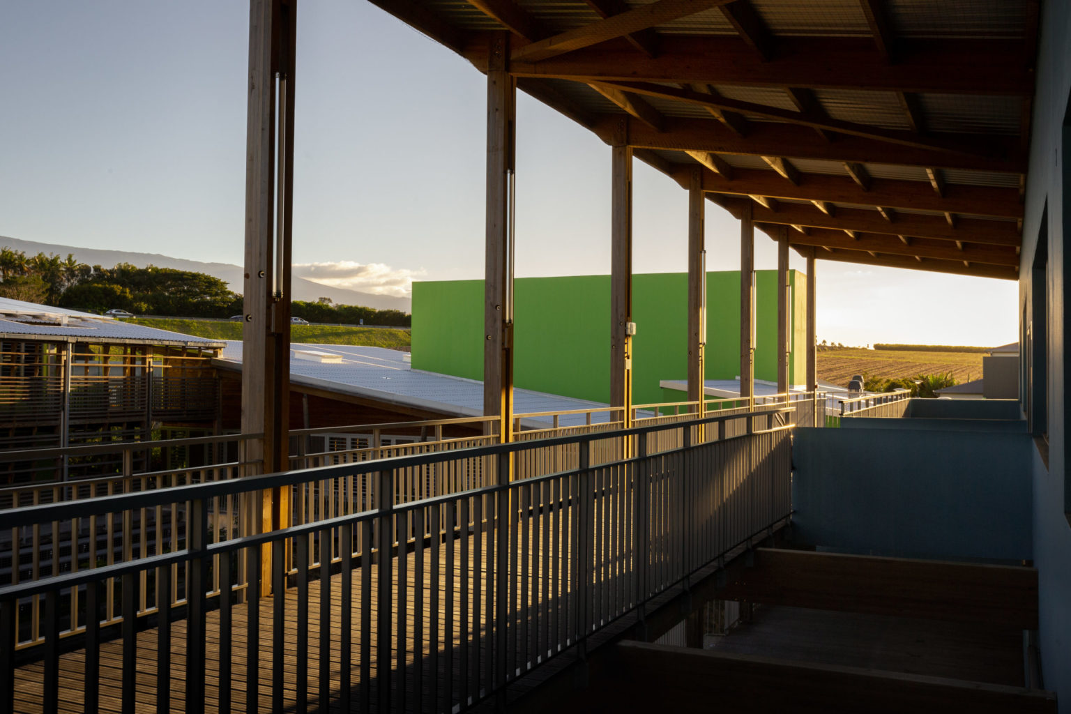 Photographies couleur du groupe scolaire A.Bertin. Lumière de couché de soleil ou l'on devine un paysage de campagne derrière le bâtiment.