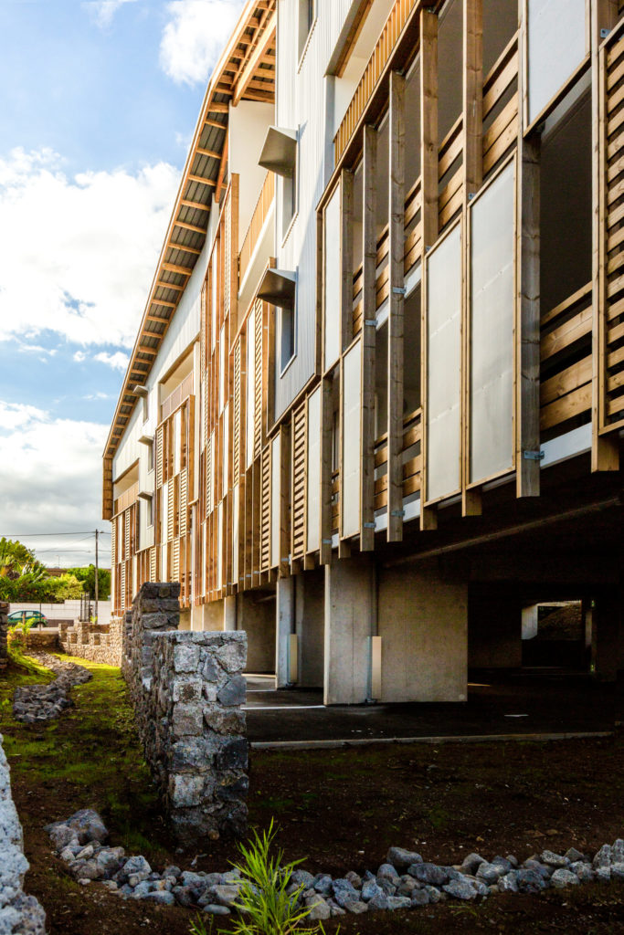 Photographies couleur représentant la façade bois d'un logement collectif à la Réunion. Agence d'architecture T&T architecture