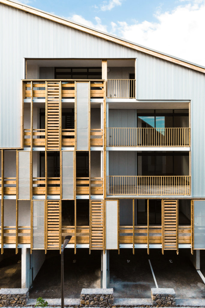 Photographies couleur représentant la façade bois d'un logement collectif à la Réunion.