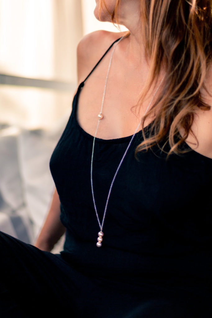 Photographie de bijoux mettant en valeur des perles d'eau douce, des mers du Sud et de Tahiti. Marque Douces Perles, bijoux fait main à La Réunion.