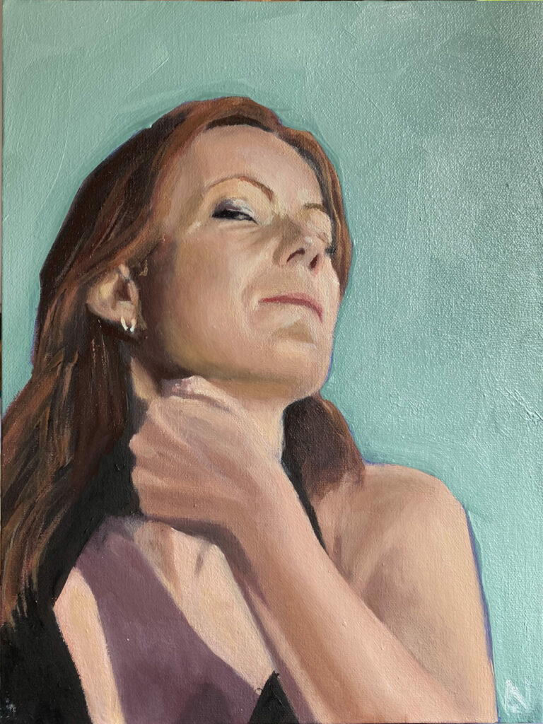 "So what" Portrait d'une femme sur fond vert. Elle jette un regard hautain au spectateur.