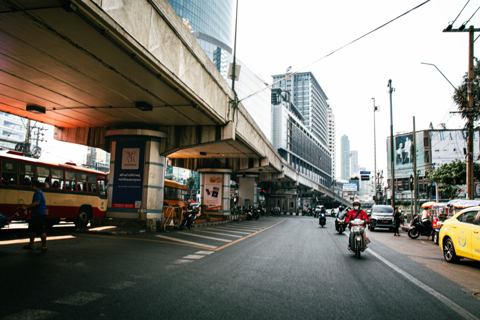 Photographie en couleur d'une scène de vie dans une rue thaïlandaise