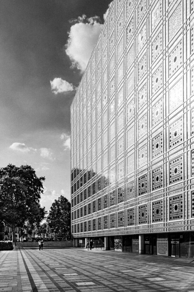 Photo en noir et blanc de l'Institut du monde Arabe