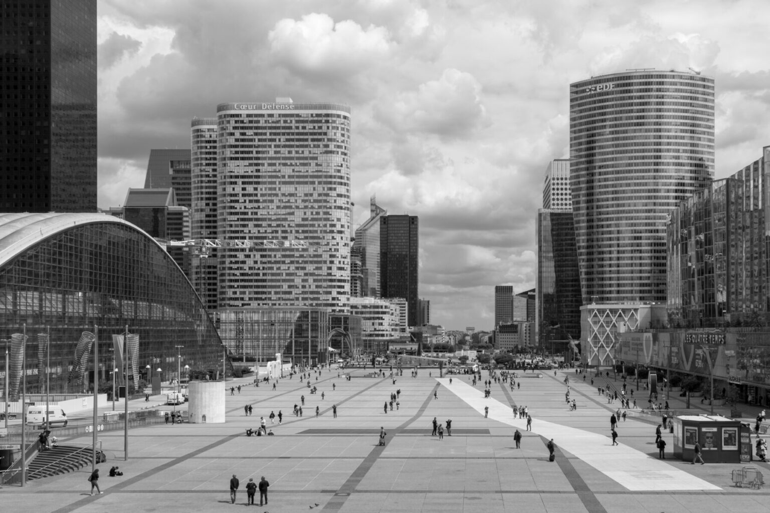 Photo en noir et blanc de l'esplanade de Paris la Défense