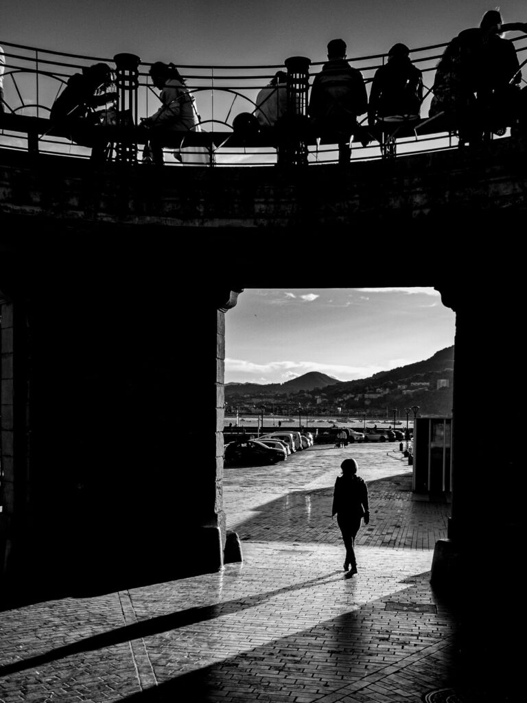 Photographie en noir et blanc du bord de mer à Saint-Sebastien